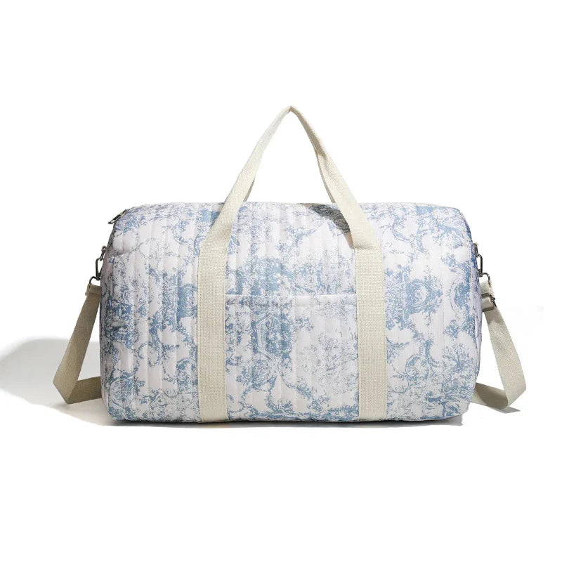 Grand sac à langer bleu sur fond blanc