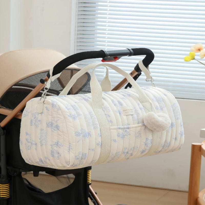 Grand sac à langer suspendu à une poussette