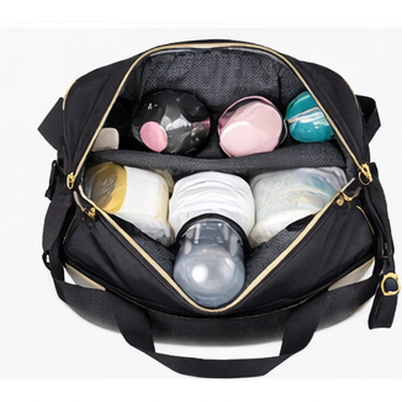 Grand sac à langer noir avec affaires bébé à l'intérieur