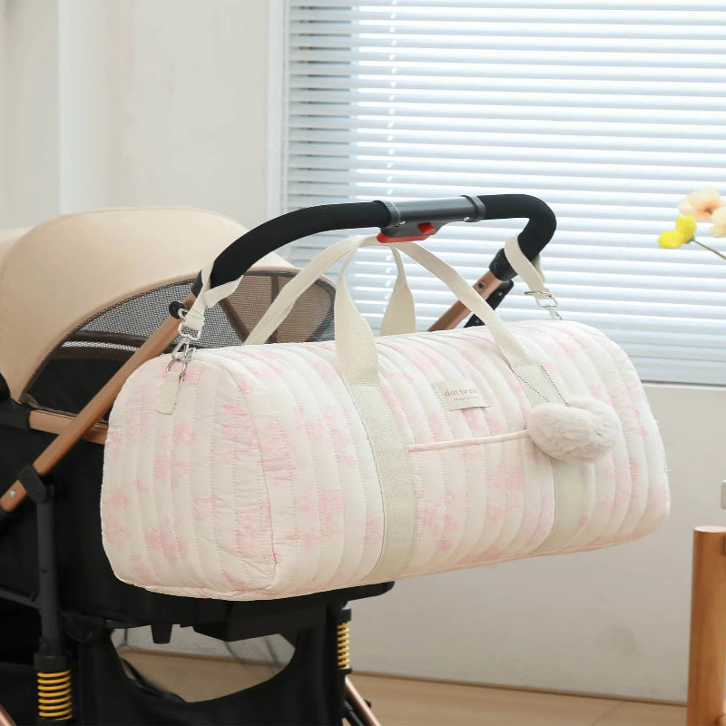 Grand sac à langer suspendu à une poussette