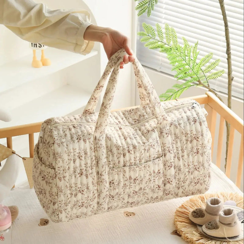 Grand sac maman matelassé dans lit bébé