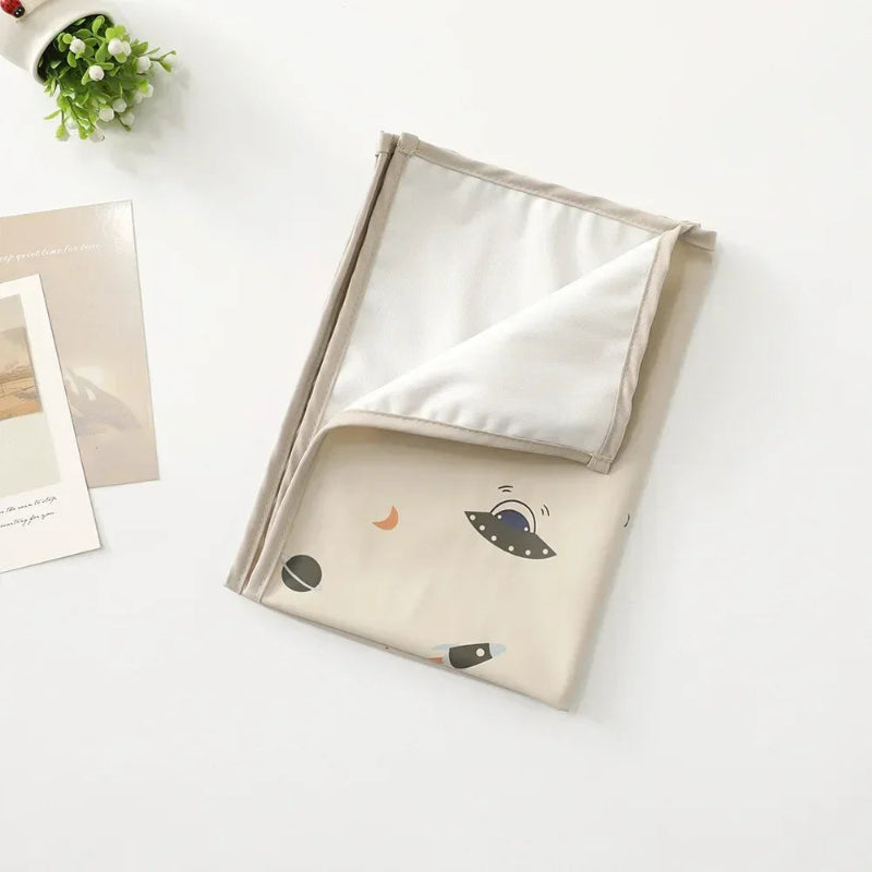 Matelas bébé à langer avec motifs espace