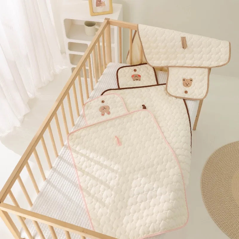 Matelas nomade à langer pour bébé dans lit bébé
