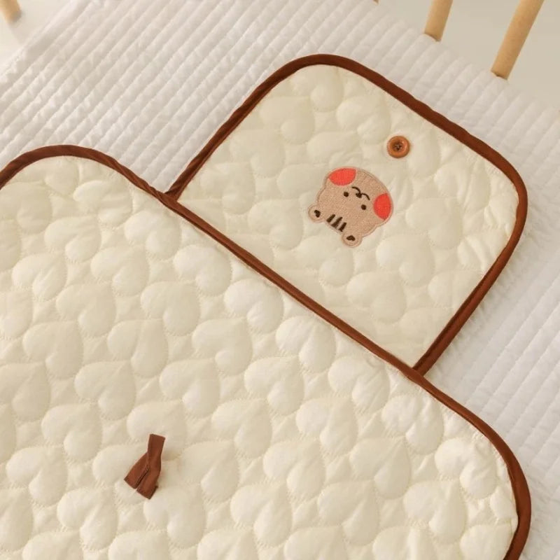 Matelas nomade à langer pour bébé écureuil