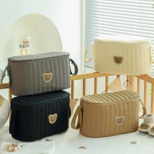 Mini sac à langer gris dans lit bébé