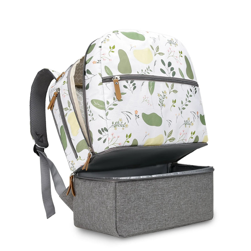 Petit sac à dos à langer sur fond blanc