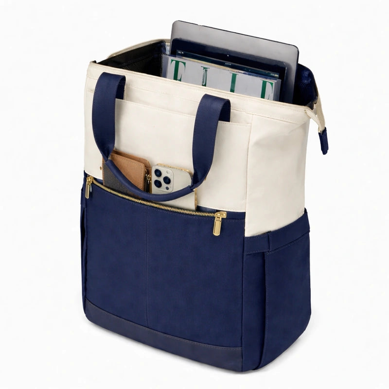 Poches du sac à langer à dos bleu
