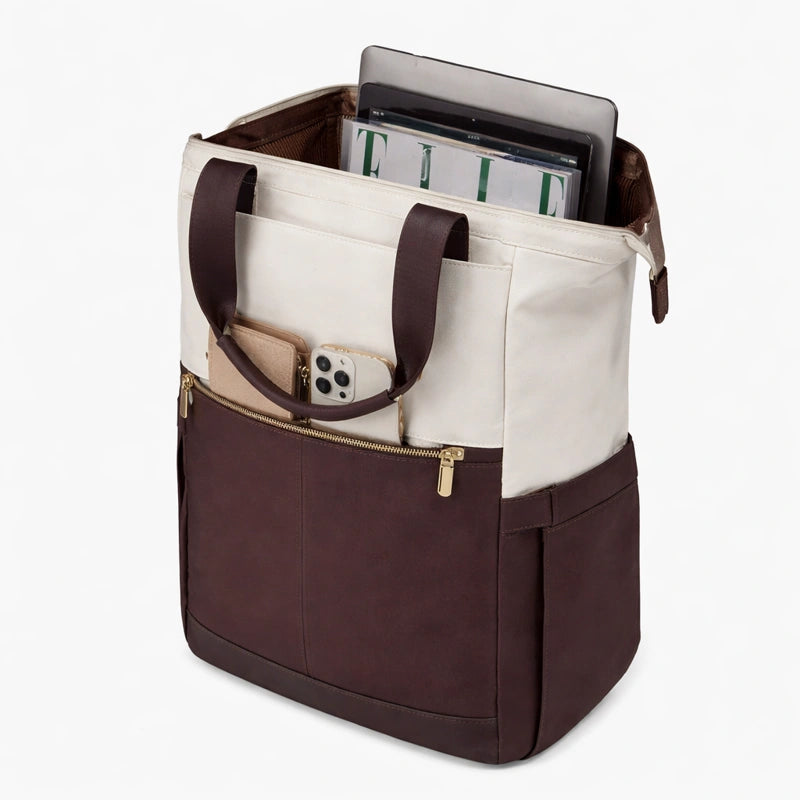Poches du sac à langer à dos marron