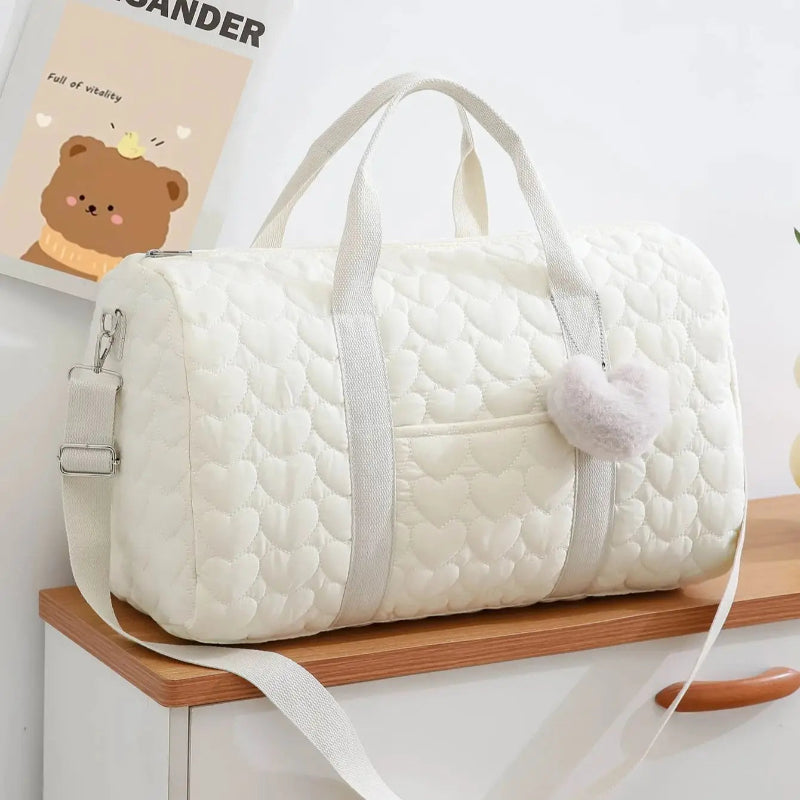 Grand sac à langer beige pour poussette sur meuble 