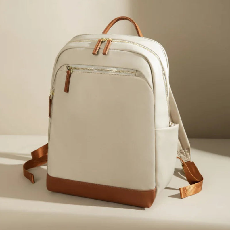 Sac à dos à langer bébé sur fond blanc