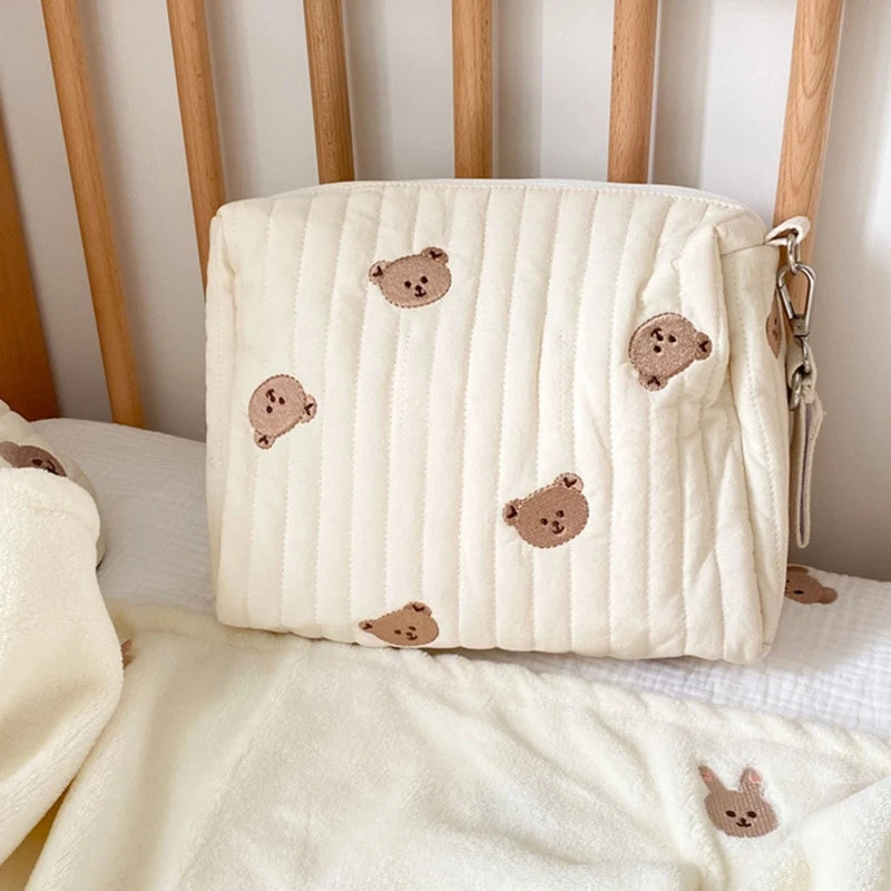 Sac à langer bébé ourson dans lit bébé