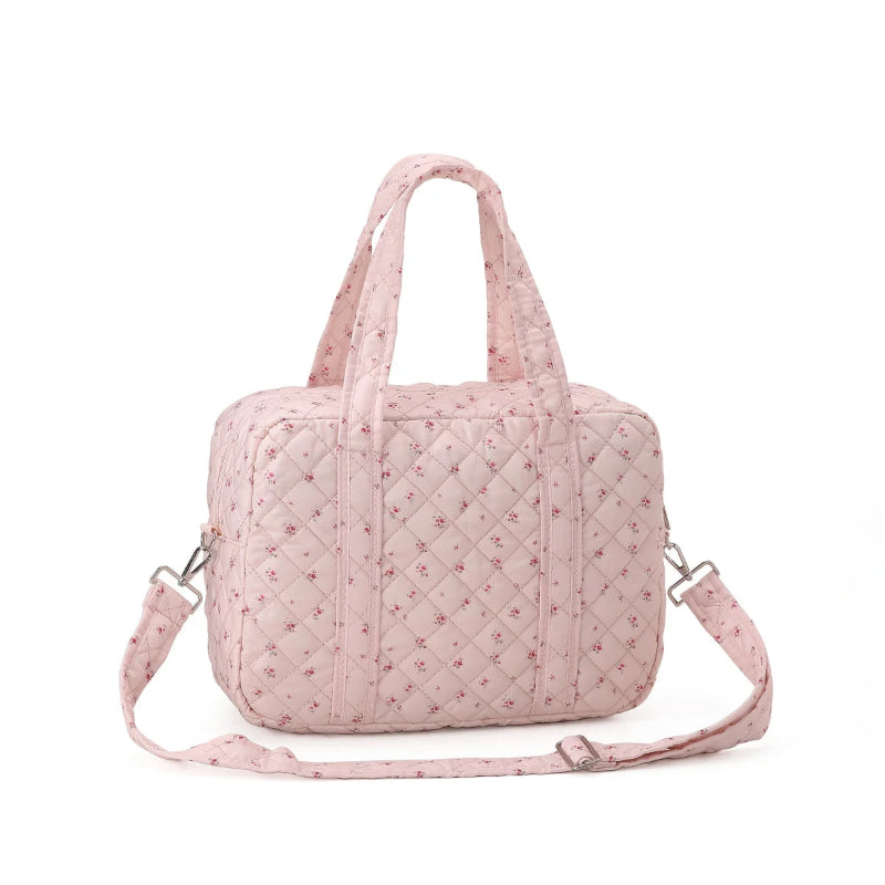 Sac à langer bébé rose sur fond blanc