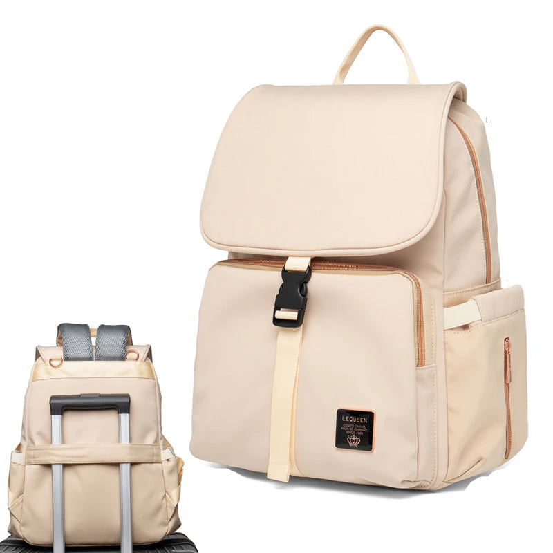 Sac à langer à dos beige sur une valise