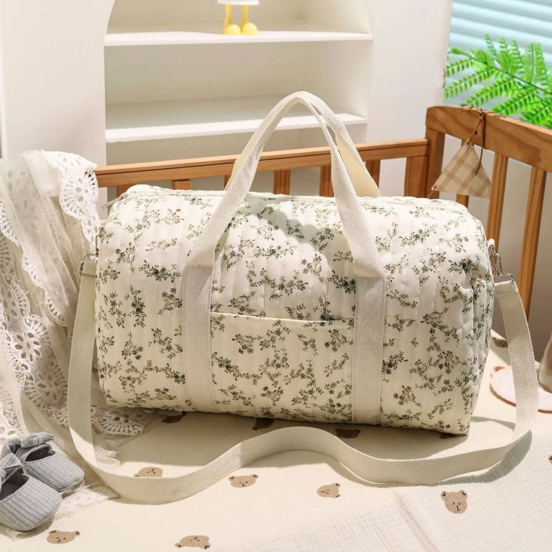 Sac à langer fleuris dans lit bébé