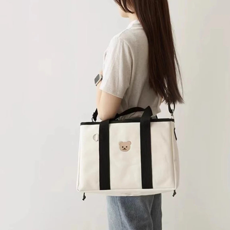 Sac a langer imperméable noir porté 