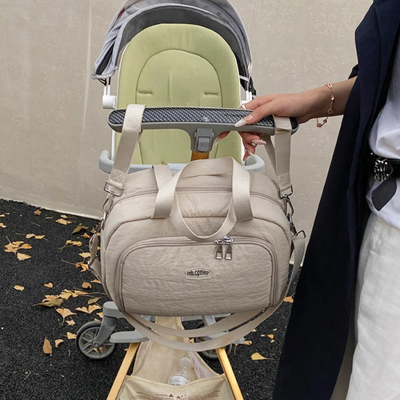 Sac a langer imperméable attaché à une poussette