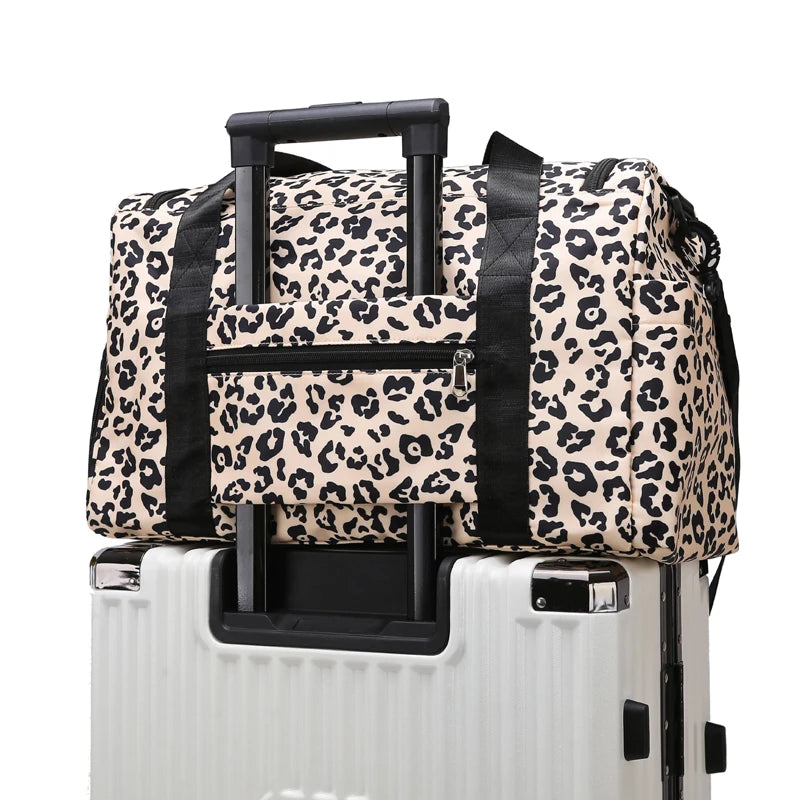 Sac à langer léopard classique sur valise