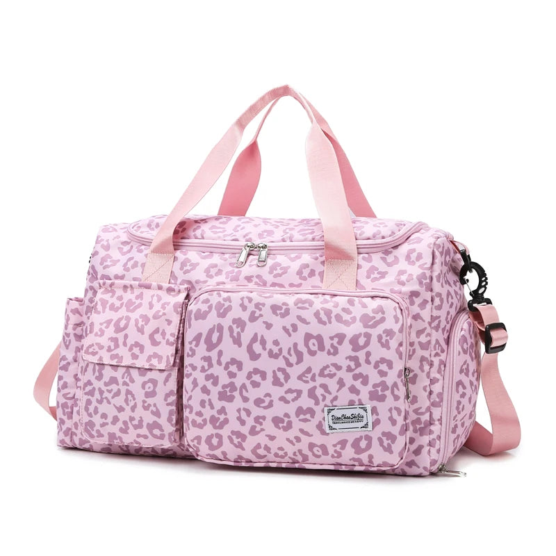 Sac à langer léopard rose sur fond blanc