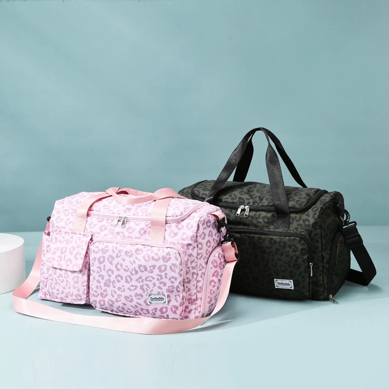 Sac à langer léopard rose sur fond bleu