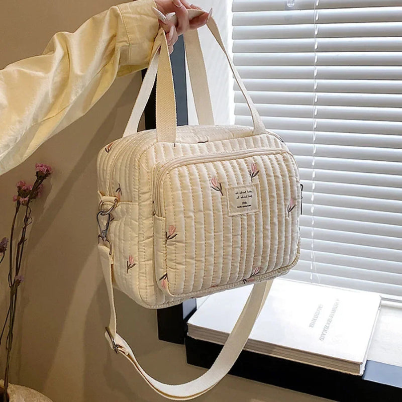 Sac à langer petit à motif fleur porté