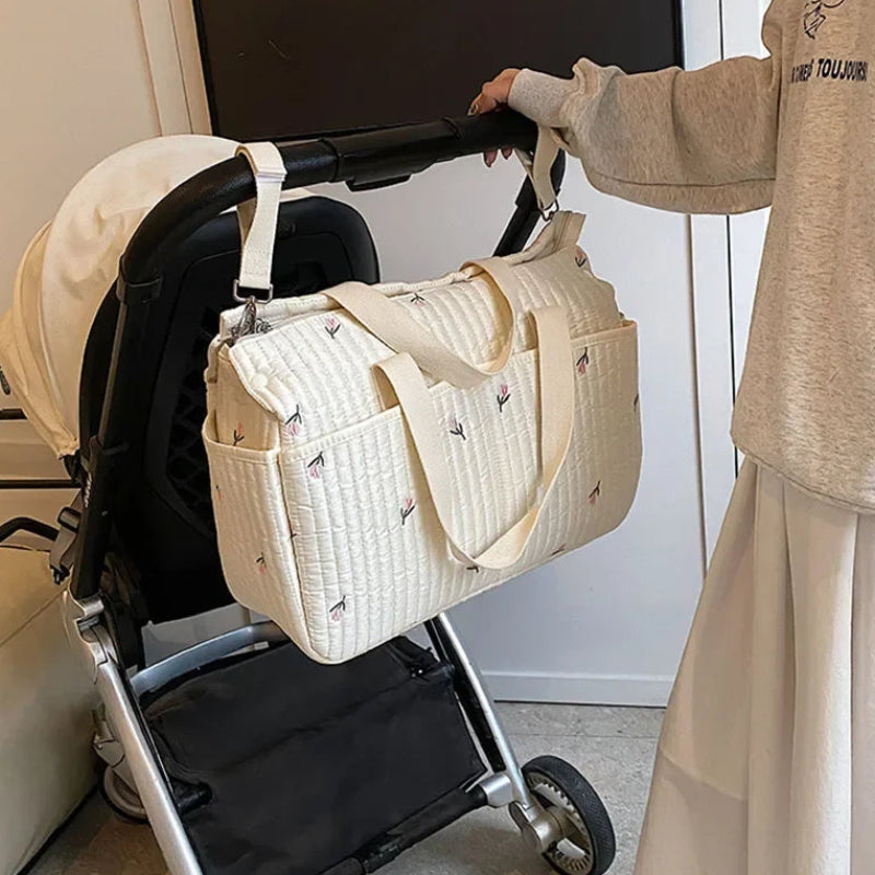 Sac à langer pour maman fleurs d'olivier suspendu à une poussette