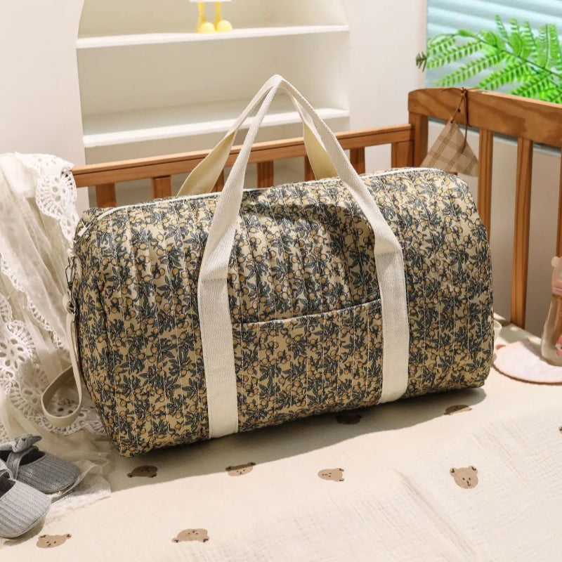 Sac pour maman à fleur d'oranger dans lit bébé