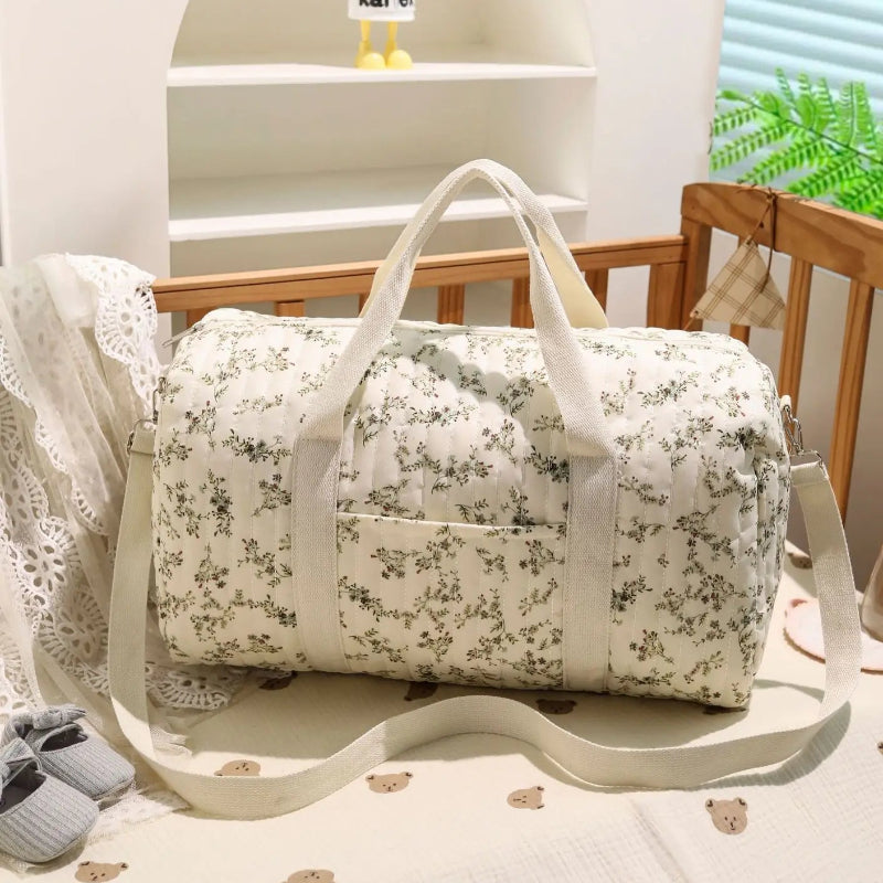 Sac pour maman à fleur dans lit bébé