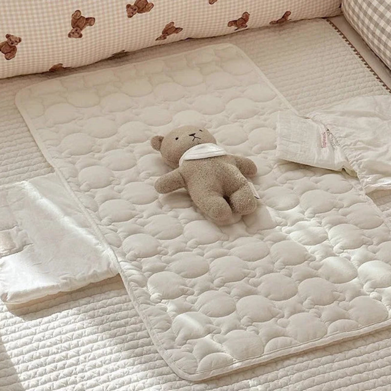 Tapis à langer nomade dans chambre bébé