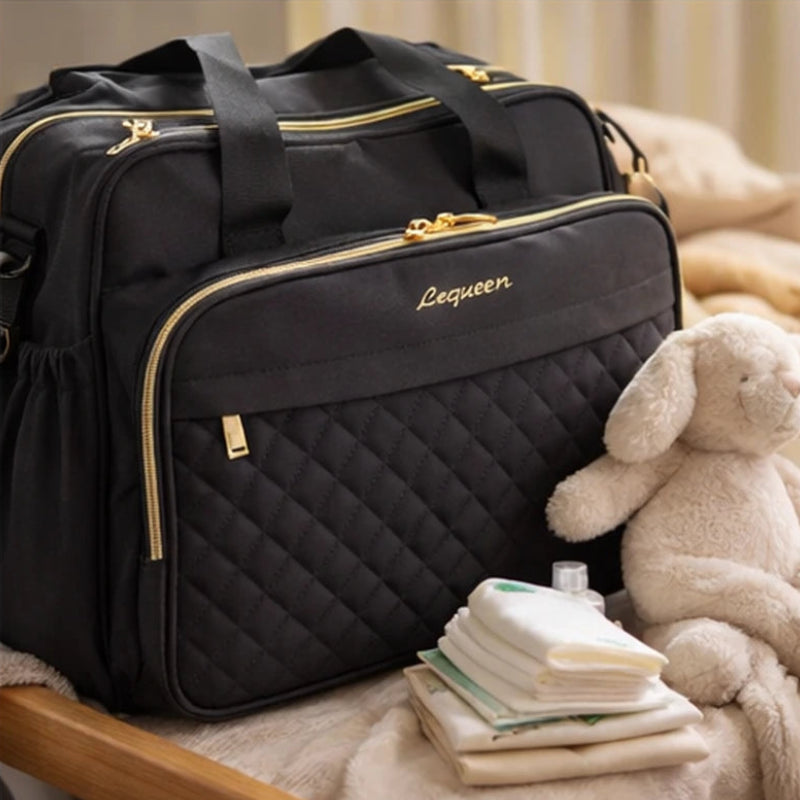 Grand sac à langer noir sur table de change