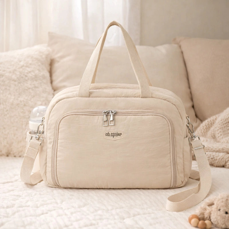 Sac a langer imperméable sur un canapé