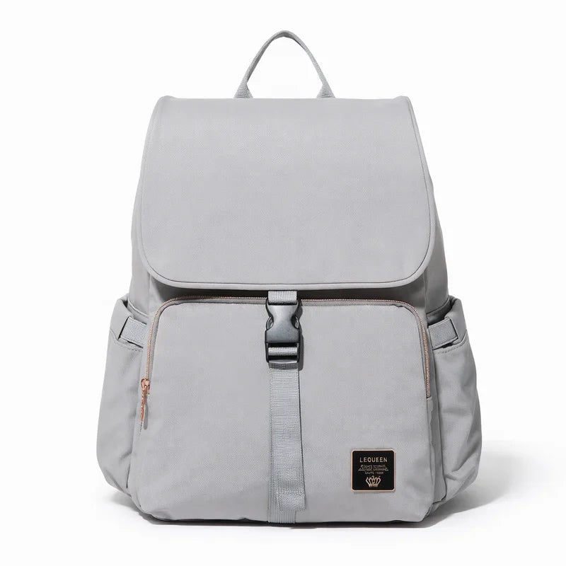 Sac à langer à dos gris sur fond blanc