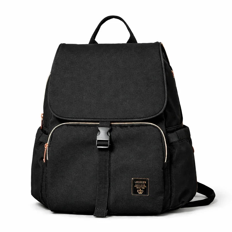 Sac à langer à dos noir sur fond blanc
