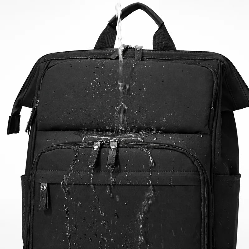Sac à langer imperméable noir avec de l'eau dessus